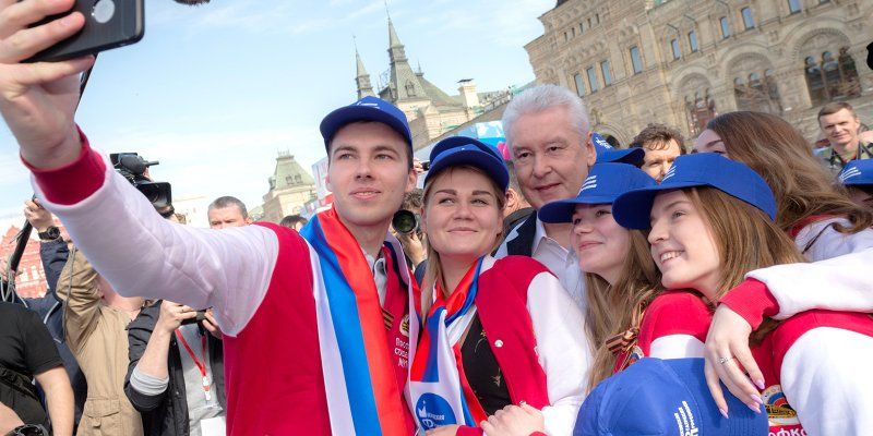 Сергей Собянин принял участие в первомайском шествии профсоюзов на Красной площади