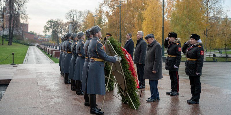 В Александровском саду почтили память участников парада 1941 года