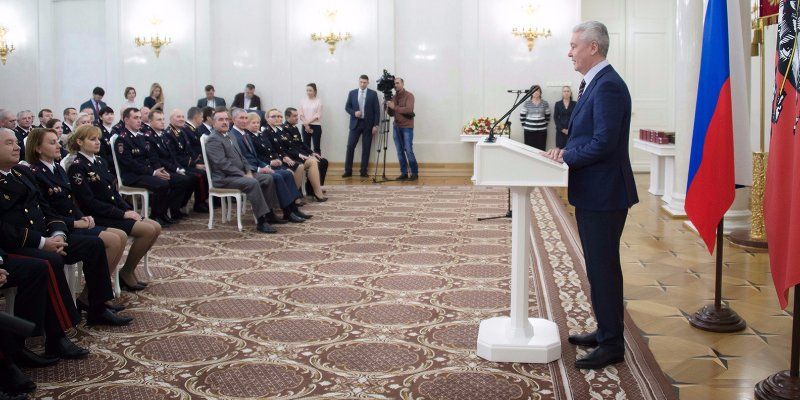 Семьям погибших при исполнении сотрудников московской полиции выплатят по 200 тысяч рублей