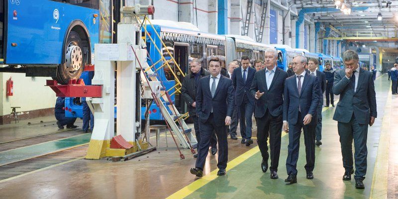 Новый электробус представили Сергею Собянину и Андрею Воробьеву