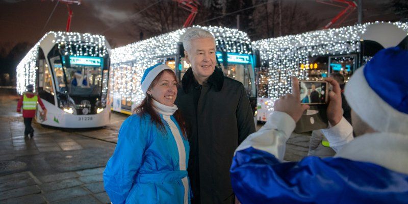 В праздники москвичей будут перевозить новогодние трамваи, электробусы и поезда метро