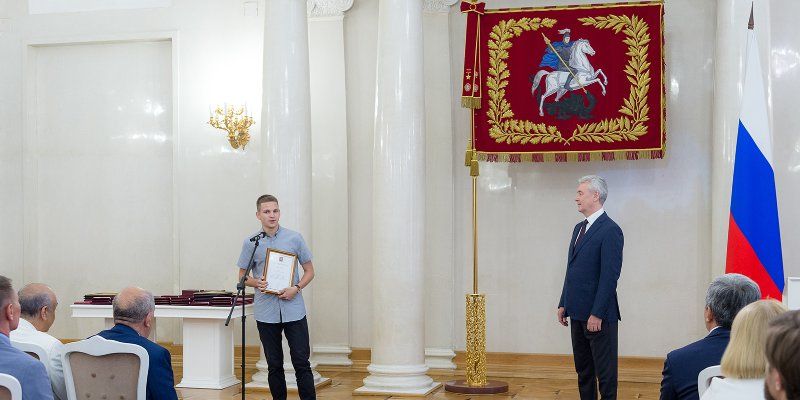 Накануне Дня России Сергей Собянин вручил награды москвичам