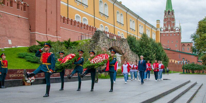 Сергей Собянин участвовал в возложении венков и цветов к памятным знакам и Могиле Неизвестного Солдата