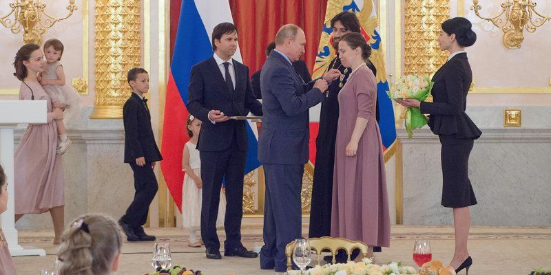Владимир Путин вручил ордена «Родительская слава» многодетным семьям из восьми регионов России