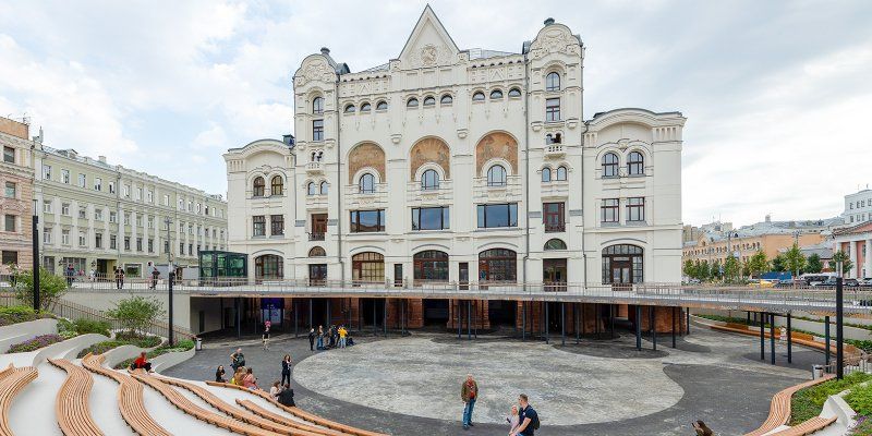 Амфитеатр и прогулочные галереи: новая пешеходная зона появилась у стен Политехнического музея