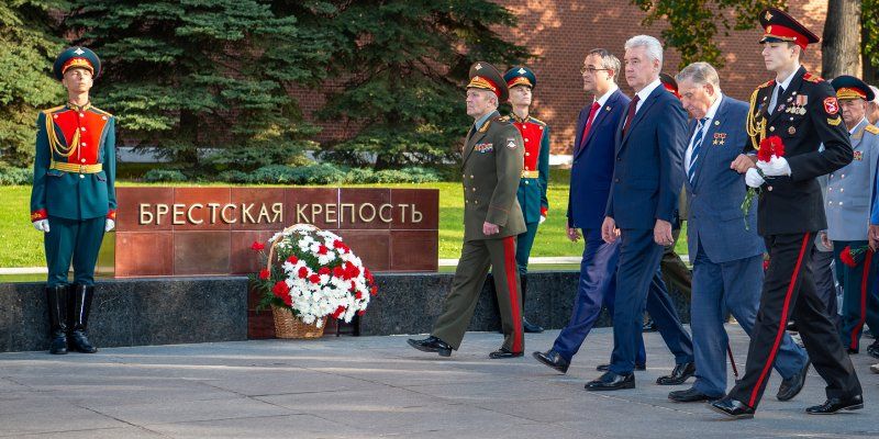 В Александровском саду возложили венки и цветы к Могиле Неизвестного Солдата