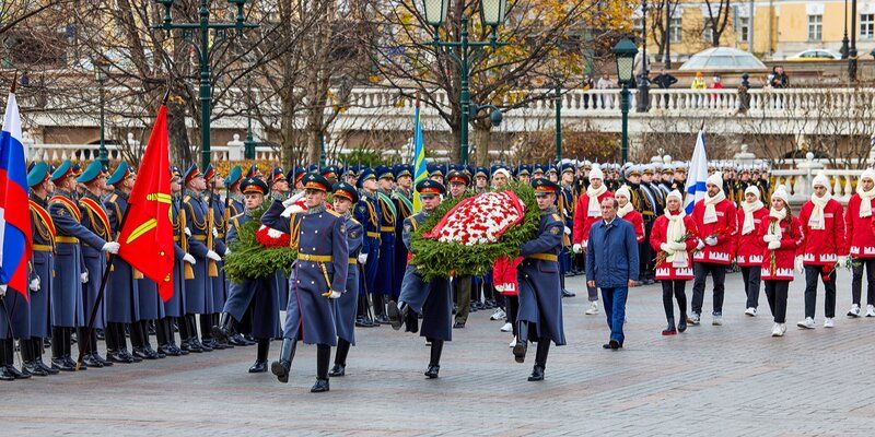 Делегация Правительства Москвы возложила цветы и венки к Могиле Неизвестного Солдата в память о параде 7 ноября 1941 года