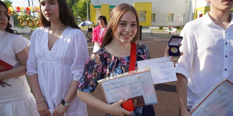 Четыре выпускника московских школ набрали 300 баллов по трем предметам на ЕГЭ