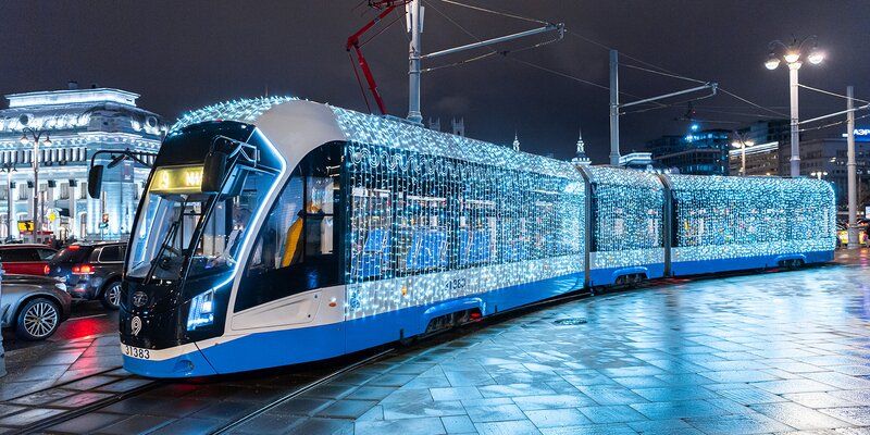 Новогоднее настроение: общественный транспорт Москвы украсили к праздникам