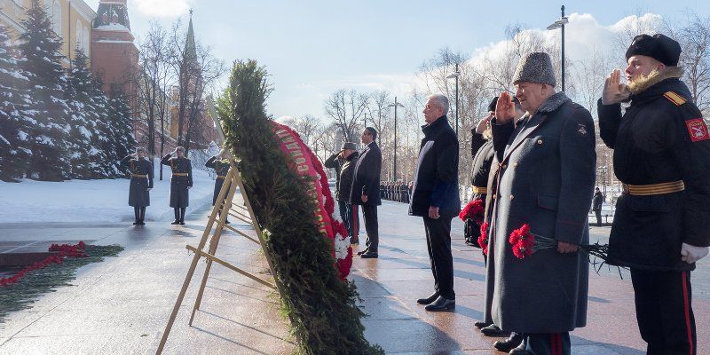 Делегация Правительства Москвы возложила цветы к Могиле Неизвестного Солдата