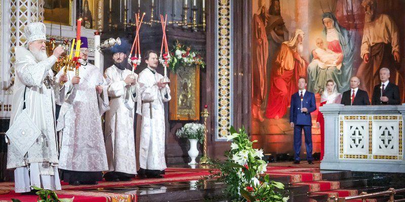 В храме Христа Спасителя проходит пасхальное богослужение