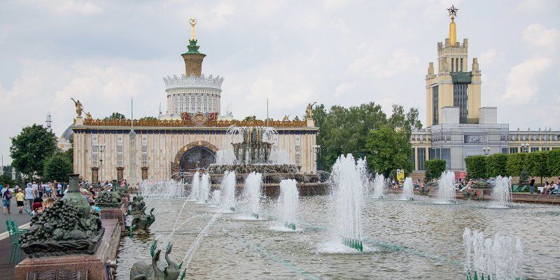 На ВДНХ запустили фонтаны главной аллеи и исторический «Колос»
