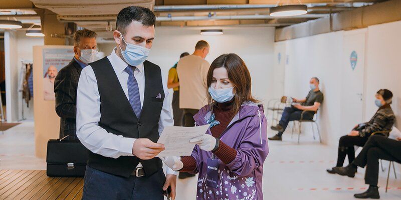 Более трех тысяч волонтеров: как проходит акция «Помощники вакцинации»