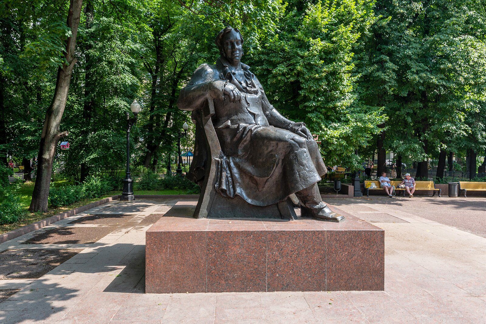 Памятник Ивану Крылову в сквере у Патриарших прудов