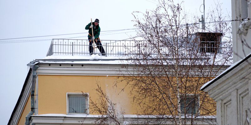 Собственников зданий оштрафовали на 10,8 миллиона рублей за несвоевременную очистку крыш