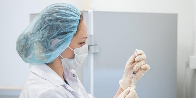 Вакцинация от COVID-19 станет доступна для работников промышленных предприятий, транспортного комплекса и сотрудников СМИ