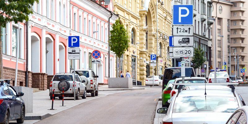 Майские праздники: в какие дни парковка в столице станет бесплатной