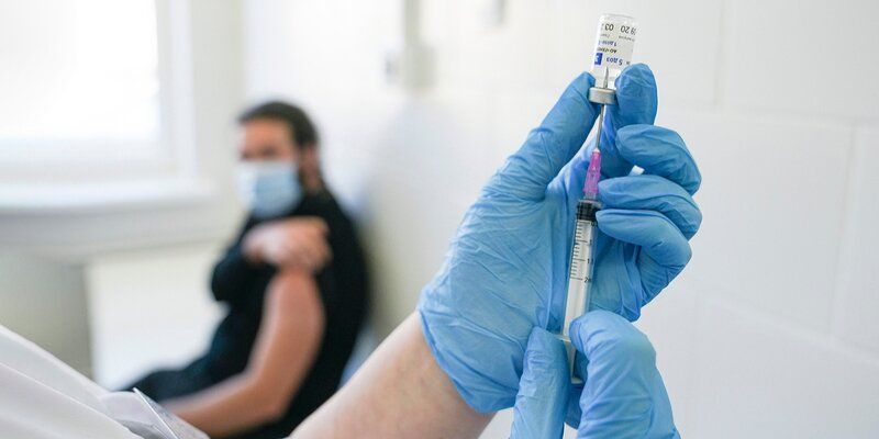Вакцинация от COVID-19 станет доступной для индивидуальных предпринимателей и самозанятых