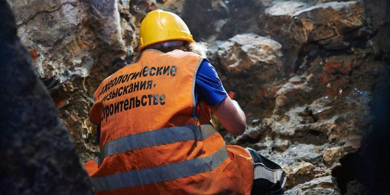 Нательный крест XVII–XVIII веков обнаружили археологи на Болотной площади
