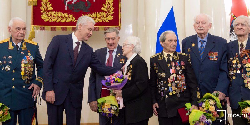 Сергей Собянин вручил ветеранам войны памятные знаки «75 лет битвы за Москву»