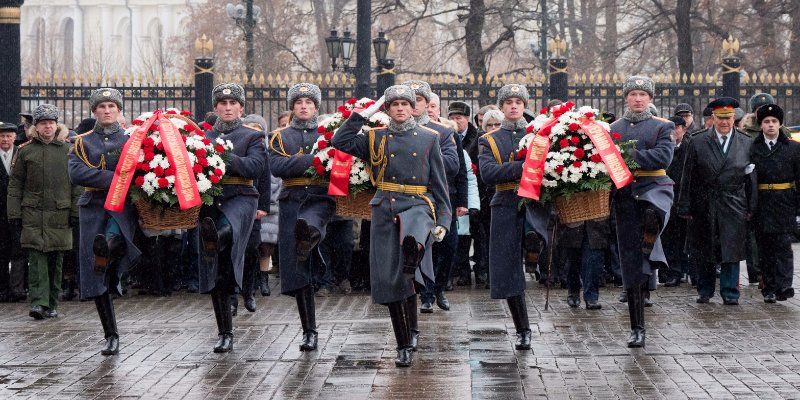 Венки и цветы возложили к Могиле Неизвестного Солдата в честь годовщины битвы под Москвой