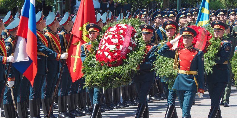 В День памяти и скорби к Могиле Неизвестного Солдата возложили венки и цветы