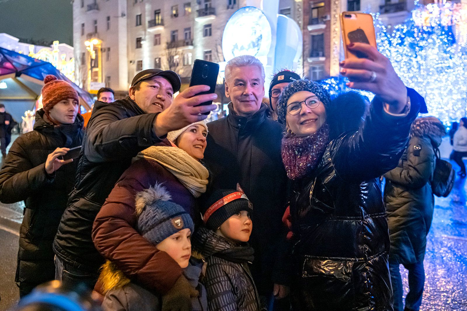 Кто раньше встречает новый год. Москва люди. Люди на улицах Москвы. Празднование нового года на улице. Москвичи люди.